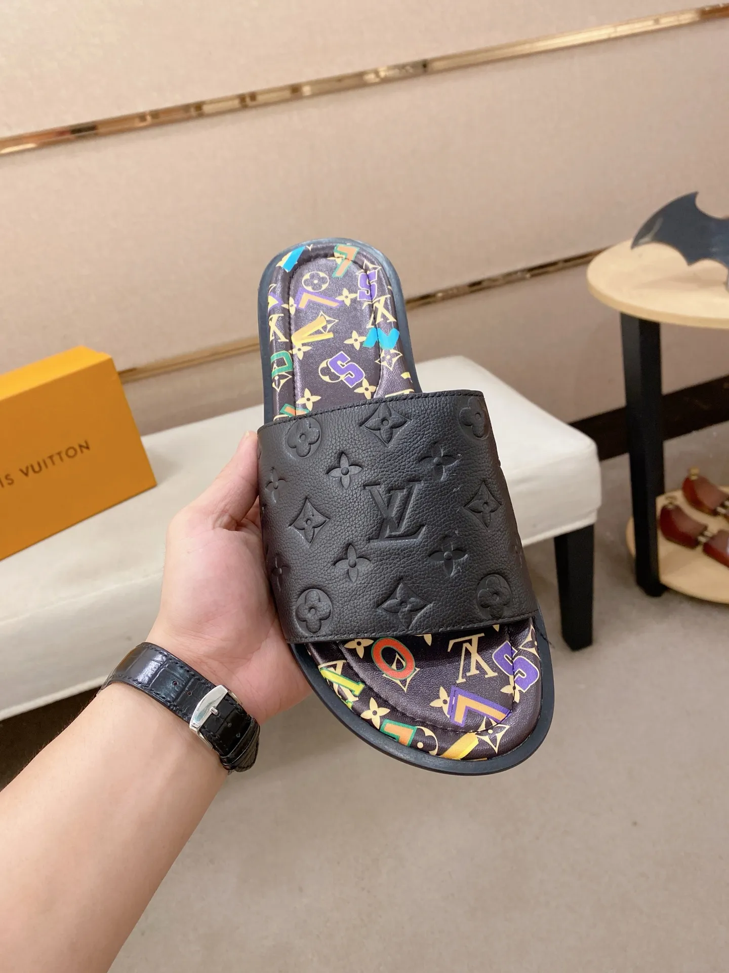 Men's shoes 💰: 340💰Made by LV🔍Top purchasing agents. Men's spring and summer slippers are available at the same counter. The uppers are imported cowhide from Italy, with logo graphics and high-quality craftsmanship. Soles: original soles specially provided by the original factory. Exclusive movable molded soles are super comfortable. Original goods follow orders. 🔍🔍High quality. You can enter and exit the counter at will. Welcome to compare. Size 38-44. Can be customized45